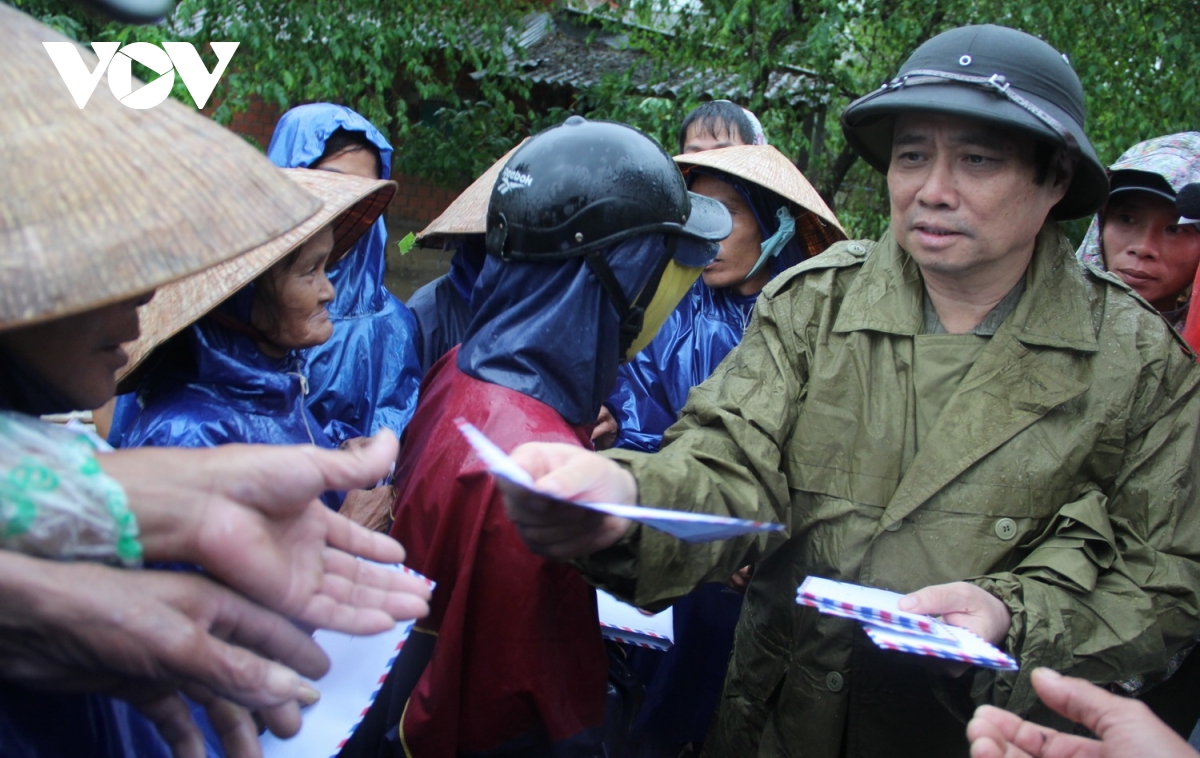 Trưởng ban Tổ chức Trung ương thăm, tặng quà tại vùng lũ Quảng Trị